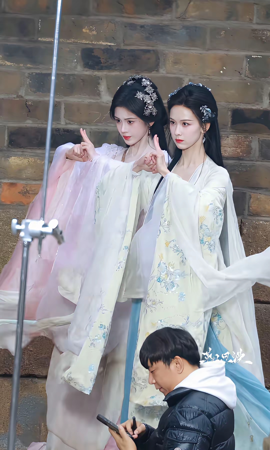 这么多好看的小哥哥小姐姐月鳞绮纪鞠婧祎和陈都灵合影照片
