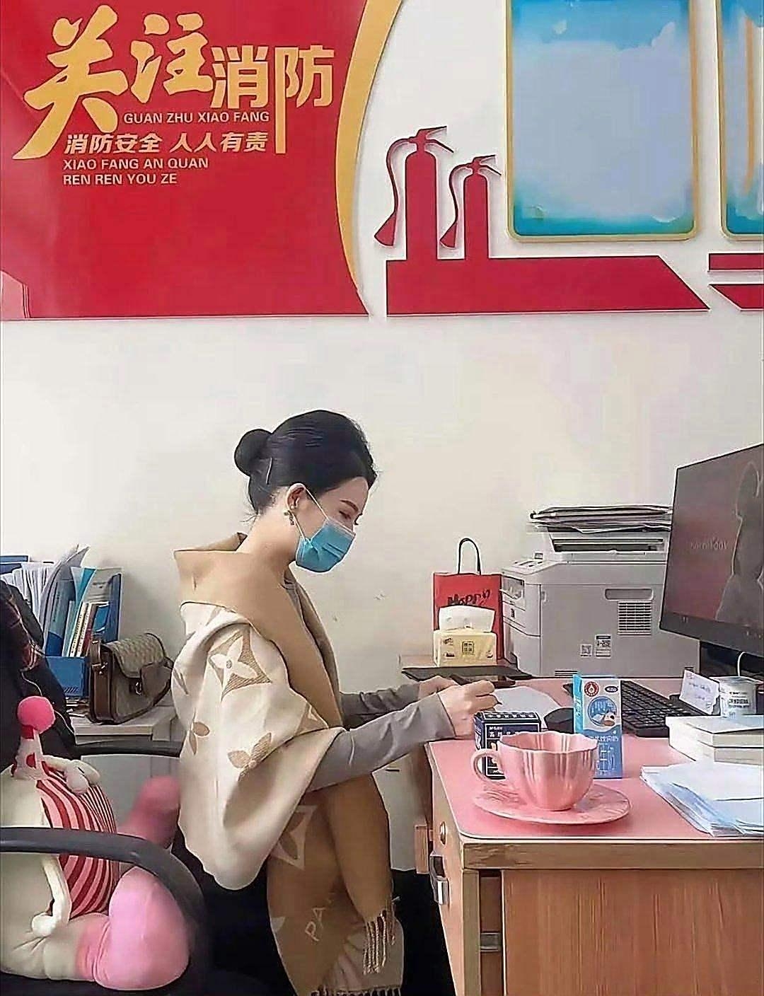 大家发现了没,但凡是坐在政府部门办公室里的女生,不管她是哪个级别的