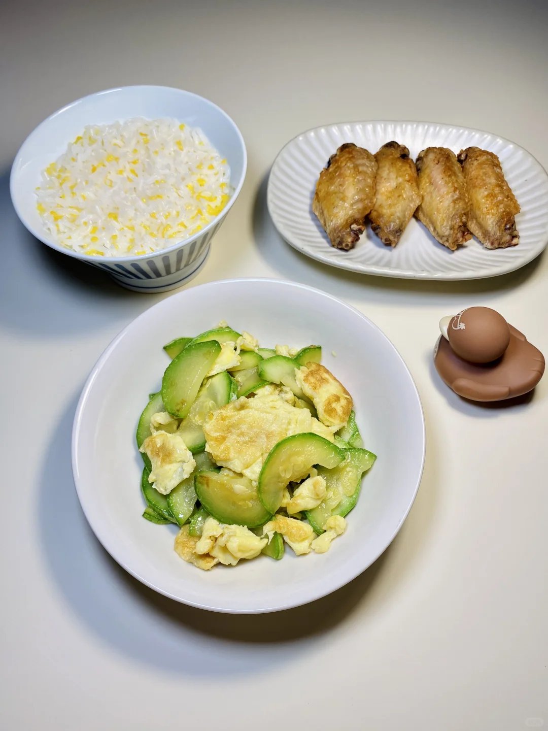 1.圆椒炒鱿鱼须 香煎西葫芦 2