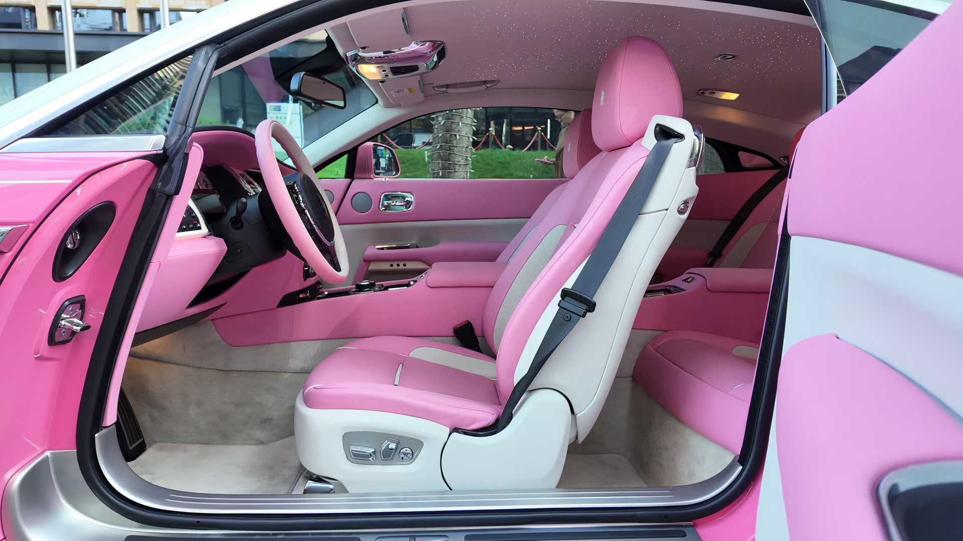 高定版,23年3月落户,5600km,准新车品质,原厂粉色定制车漆 /粉色内饰