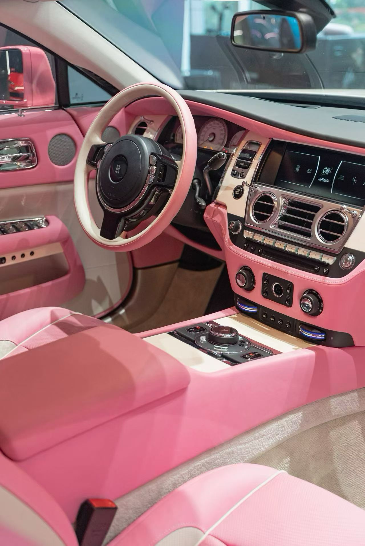 23年3月上牌,5600km,准新车,原厂粉色定制车漆 /粉色内饰
