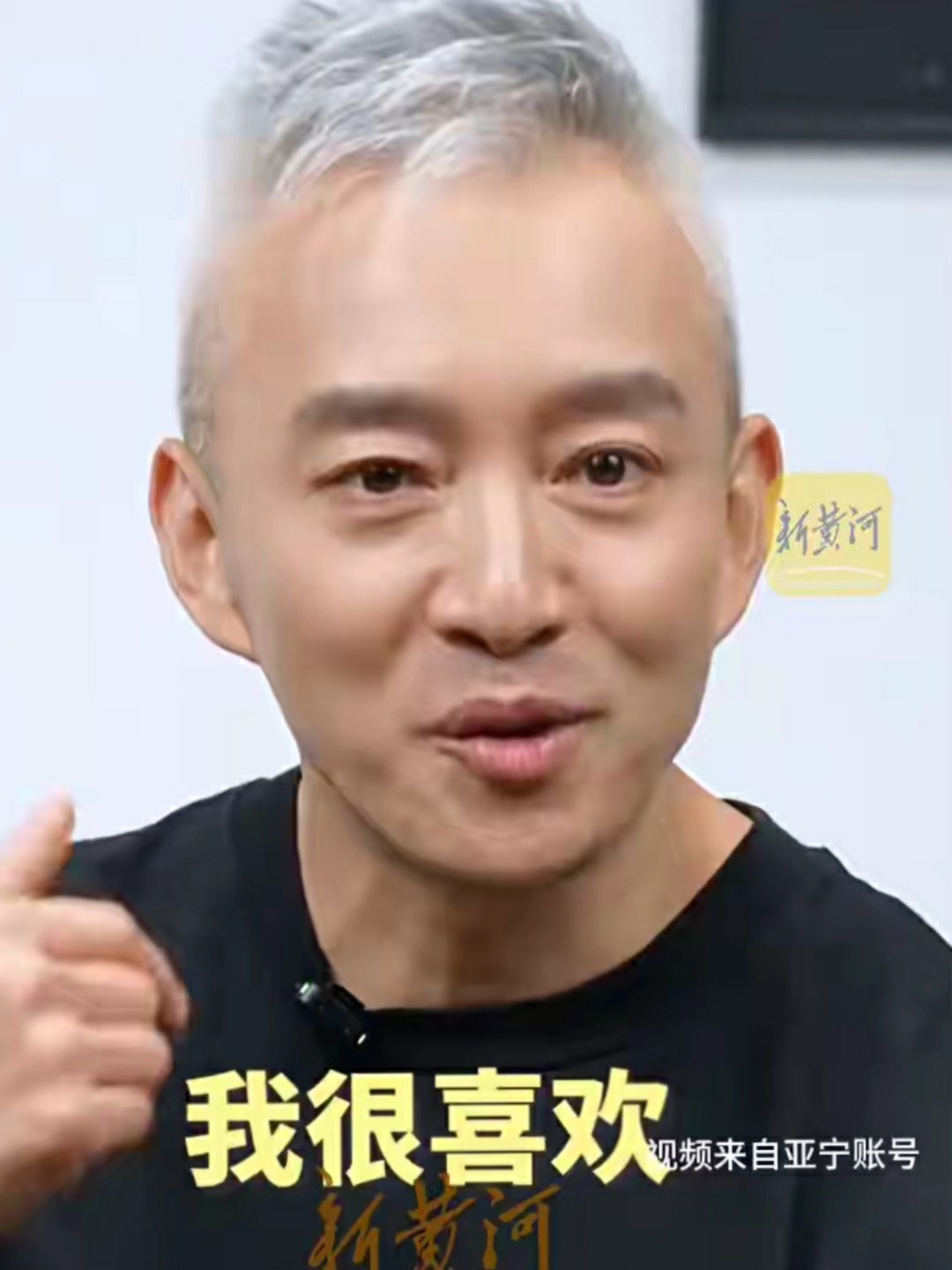 还记得《同一首歌》里的最帅央视主持人亚宁吗?