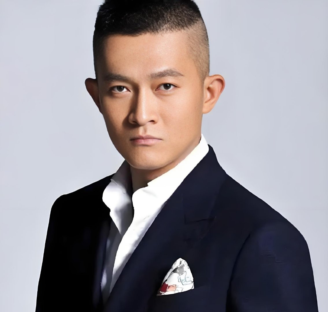 2002年,杨志刚和江珊合作拍戏,突然杨志刚从背后搂住她的腰,几秒后