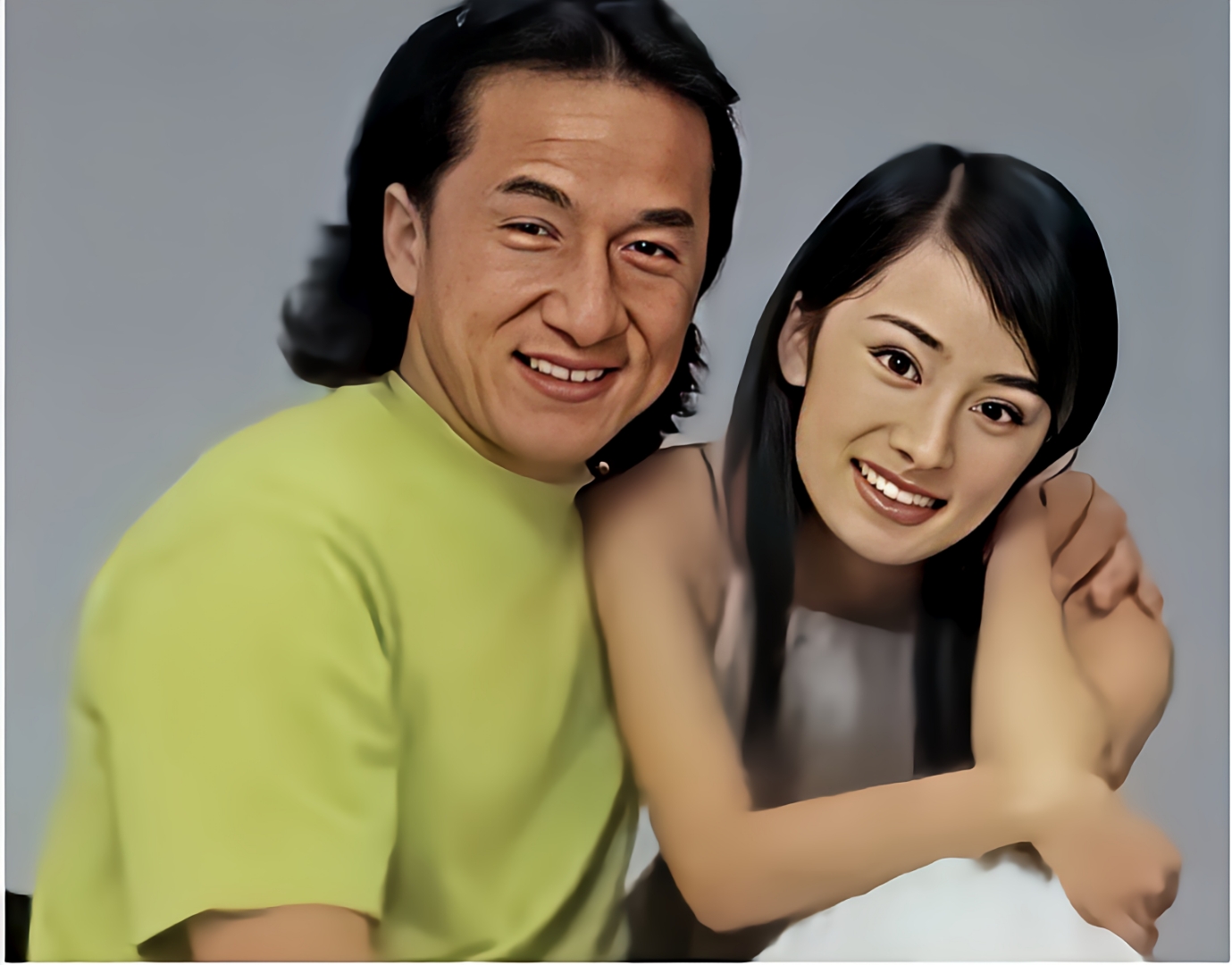 49岁的成龙与17岁新人杨幂合作机车广告,片酬悬殊:巨星50万,新人仅600