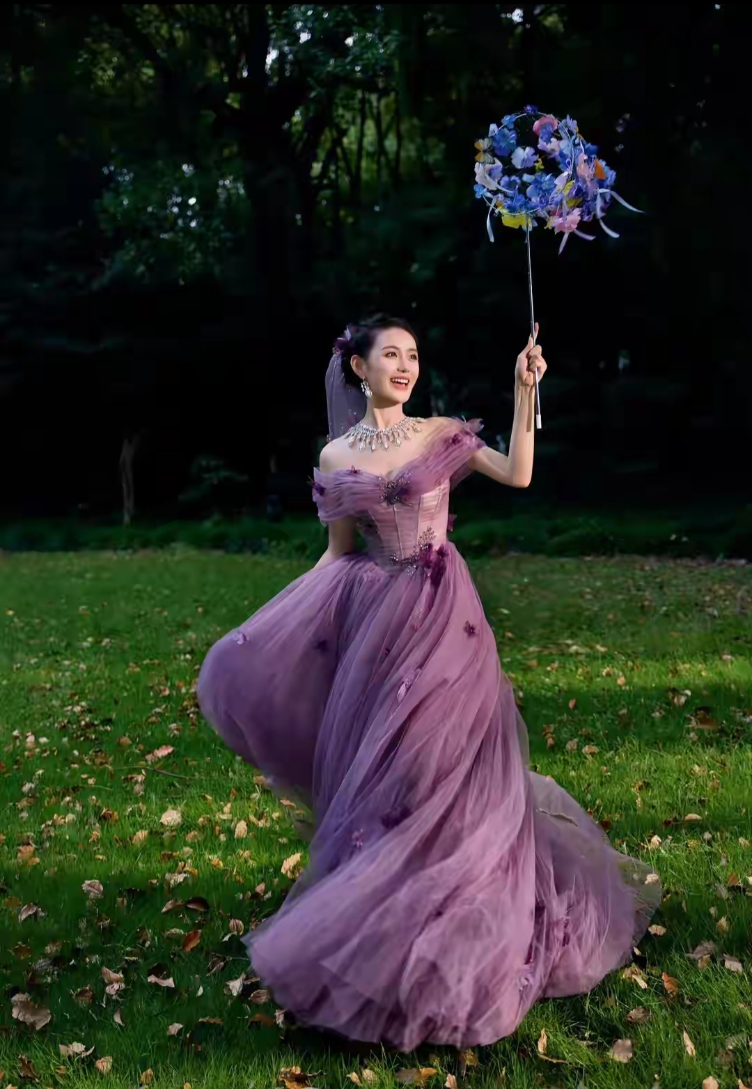 24岁甜姐儿蒋依依造型吸睛:一袭柔美紫裙尽显灵动气质,搭配天然钻石