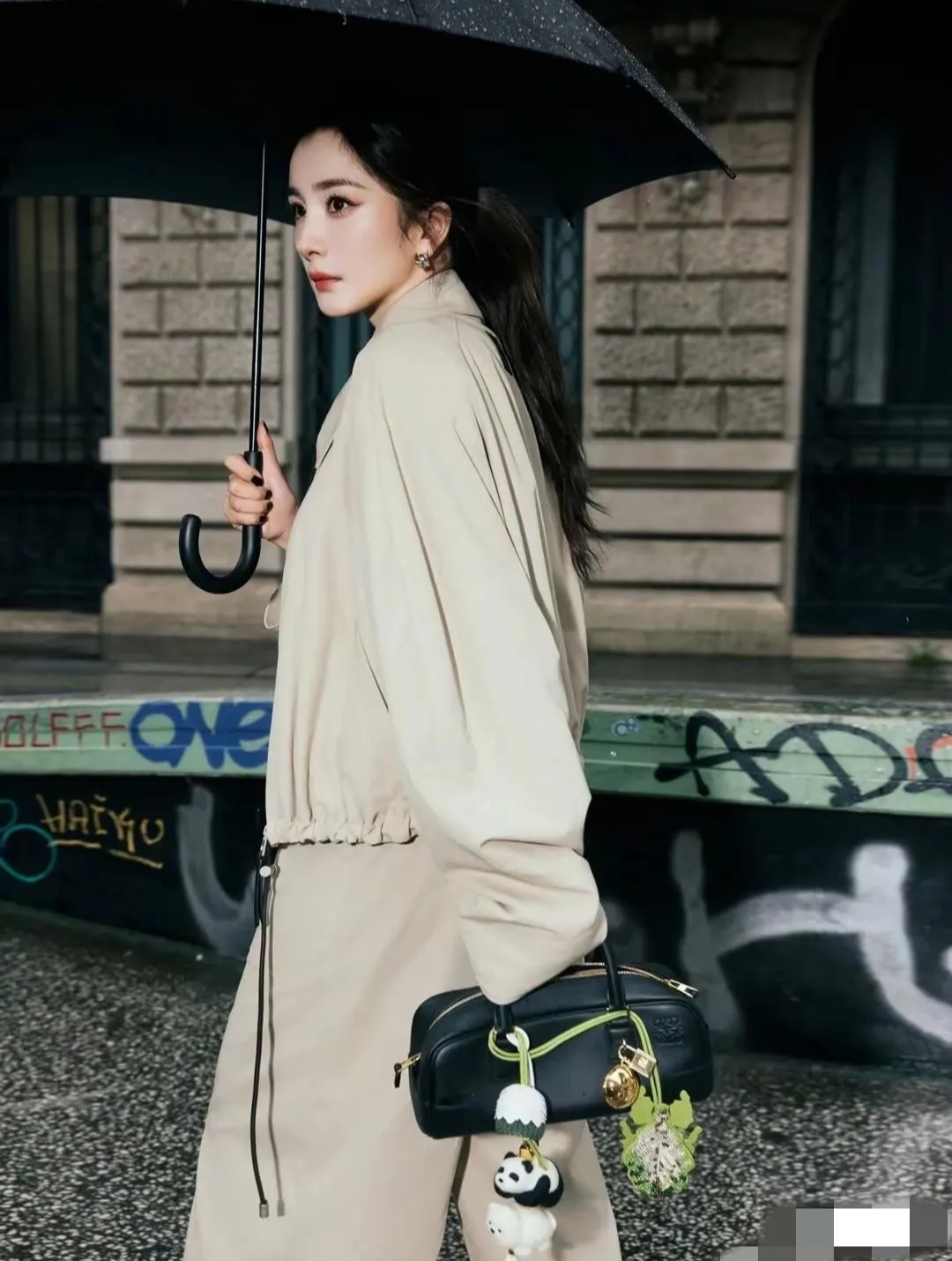 这穿搭既有街头感又不失优雅,不愧是时尚带货女王,随手一套都是满分