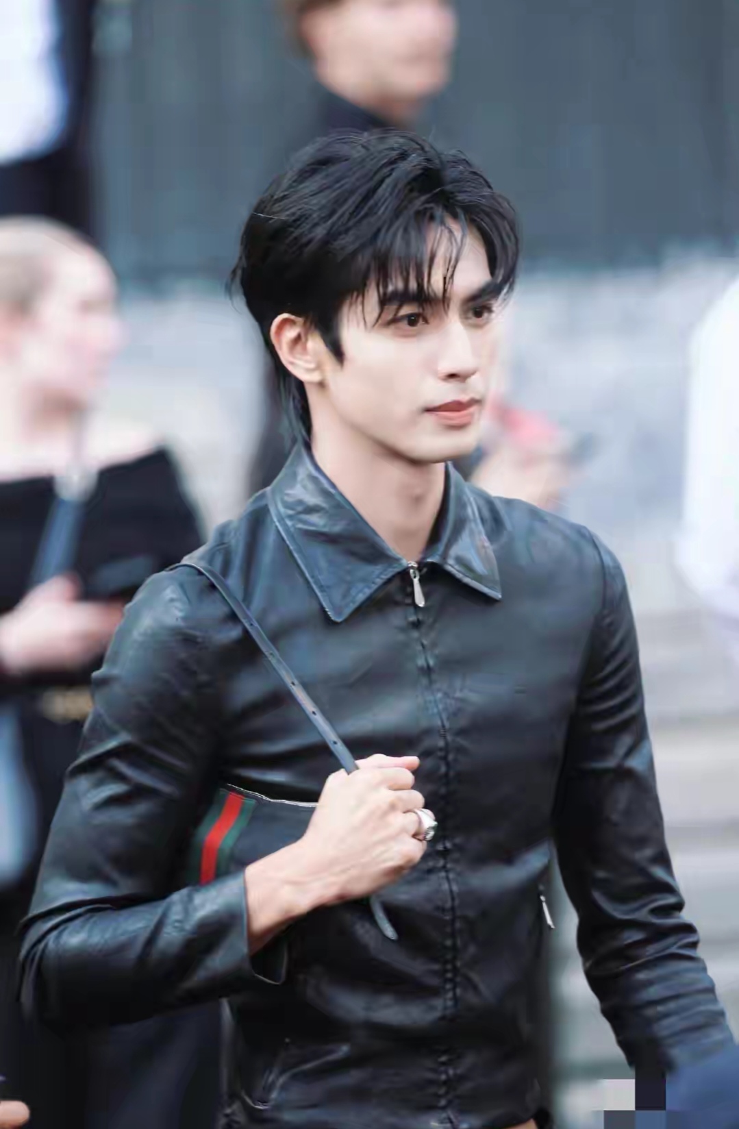 宋威龙帅气亮相米兰时装周,他身形优越,细腰搭配满屏大长腿格外吸睛