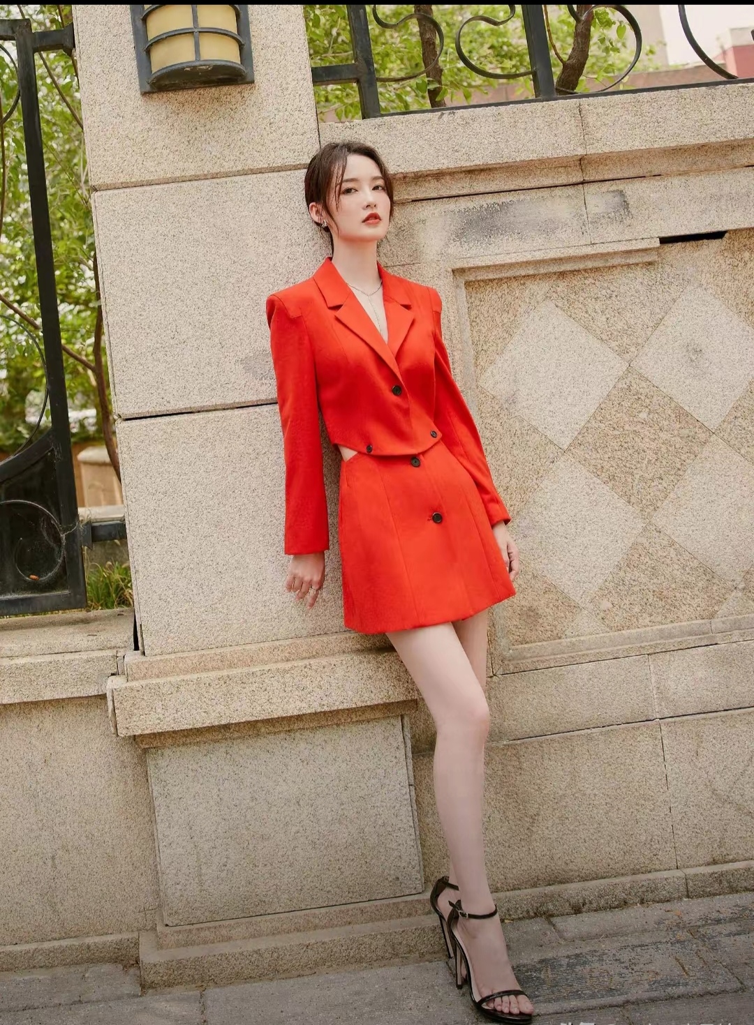 李沁的这身穿搭太吸睛了!