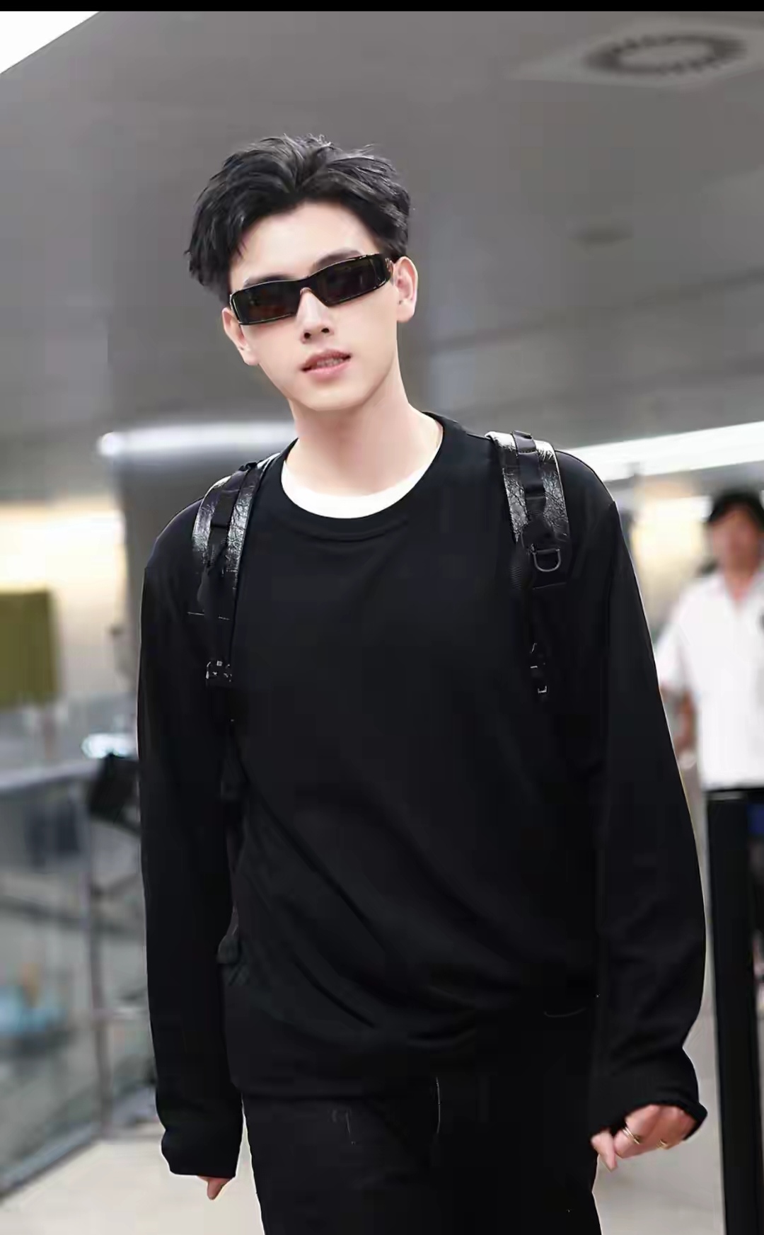 陈飞宇从上海出发的机场路透照曝光,他一身全黑穿搭简约利落,搭配实用