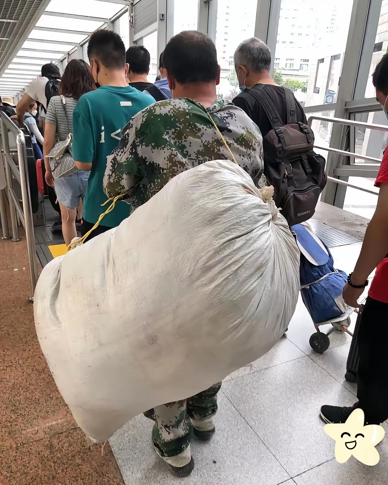 一个中年男人在外打工,老婆连春节都不让他回家