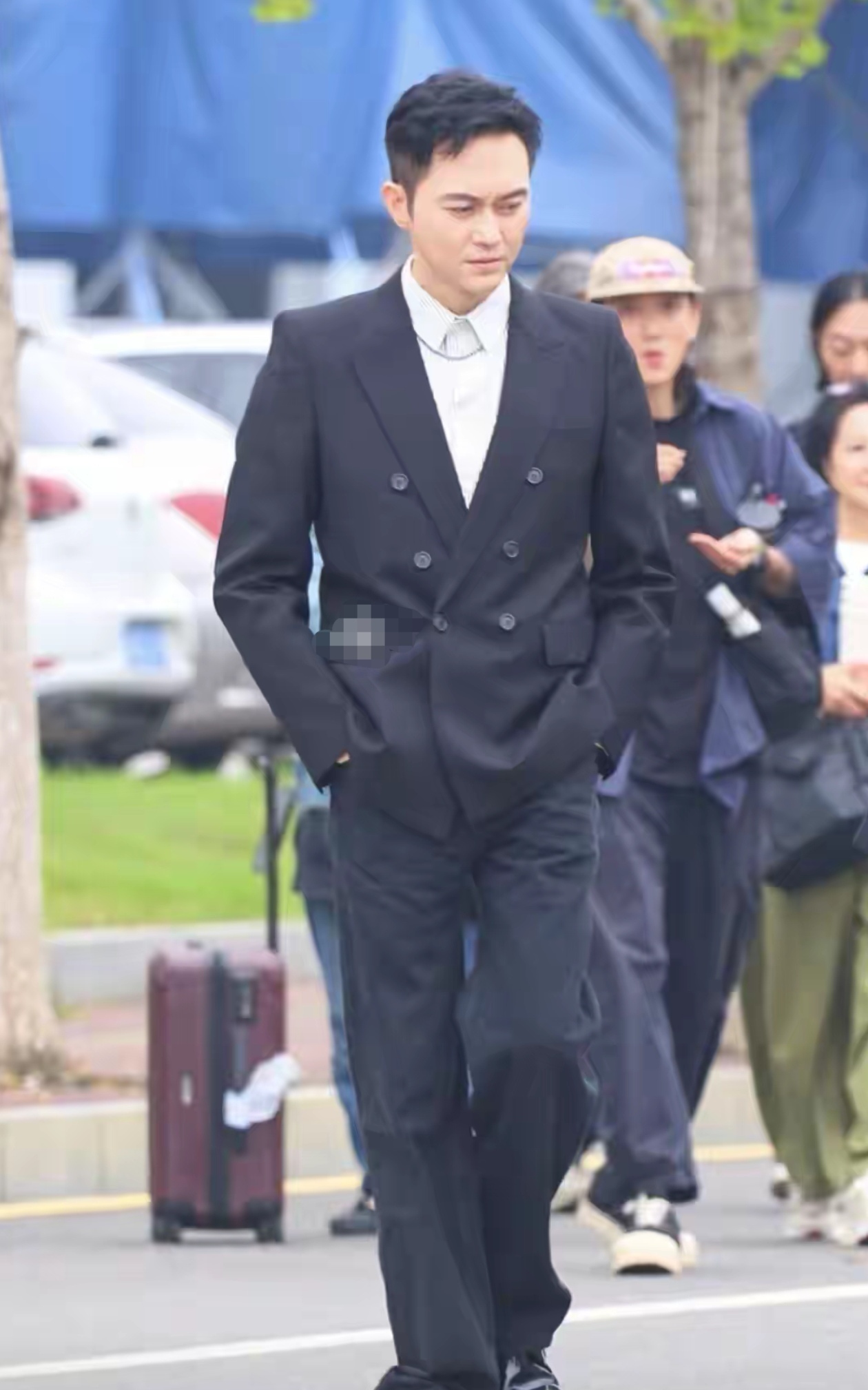 54岁张智霖街头抓拍冻龄仪态太绝