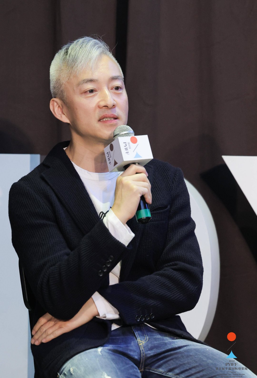 亚宁倒挺坦然笑着调侃头发不听指挥自己也没辙就这