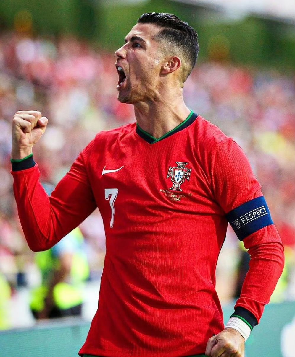 争议拉满！C罗梅开二度获生涯956球，热点图却暴露：禁区蹲坑+不回防的简单介绍