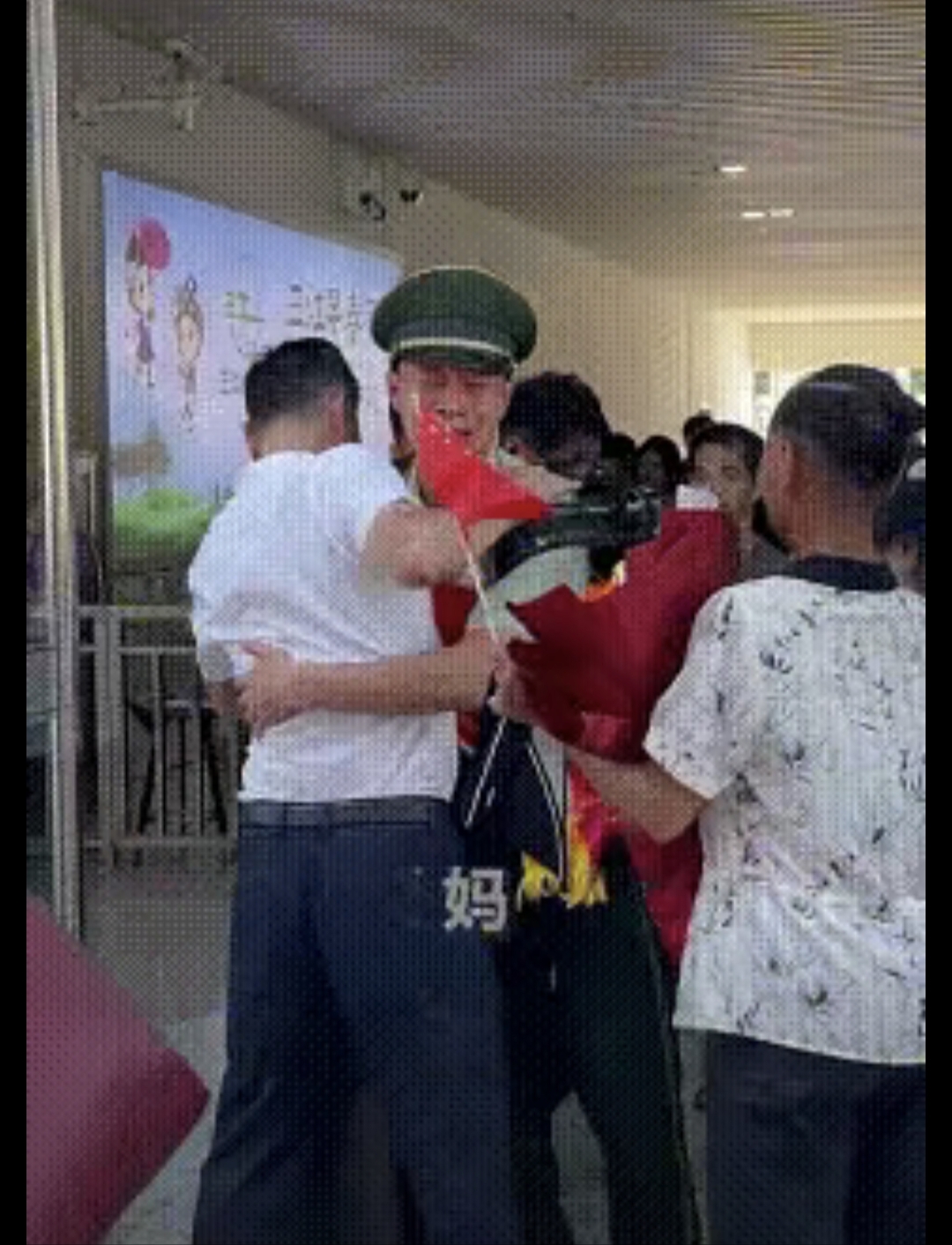 一名服役12年的军人退役返乡在火车站出口刚走出闸机便愣在原地