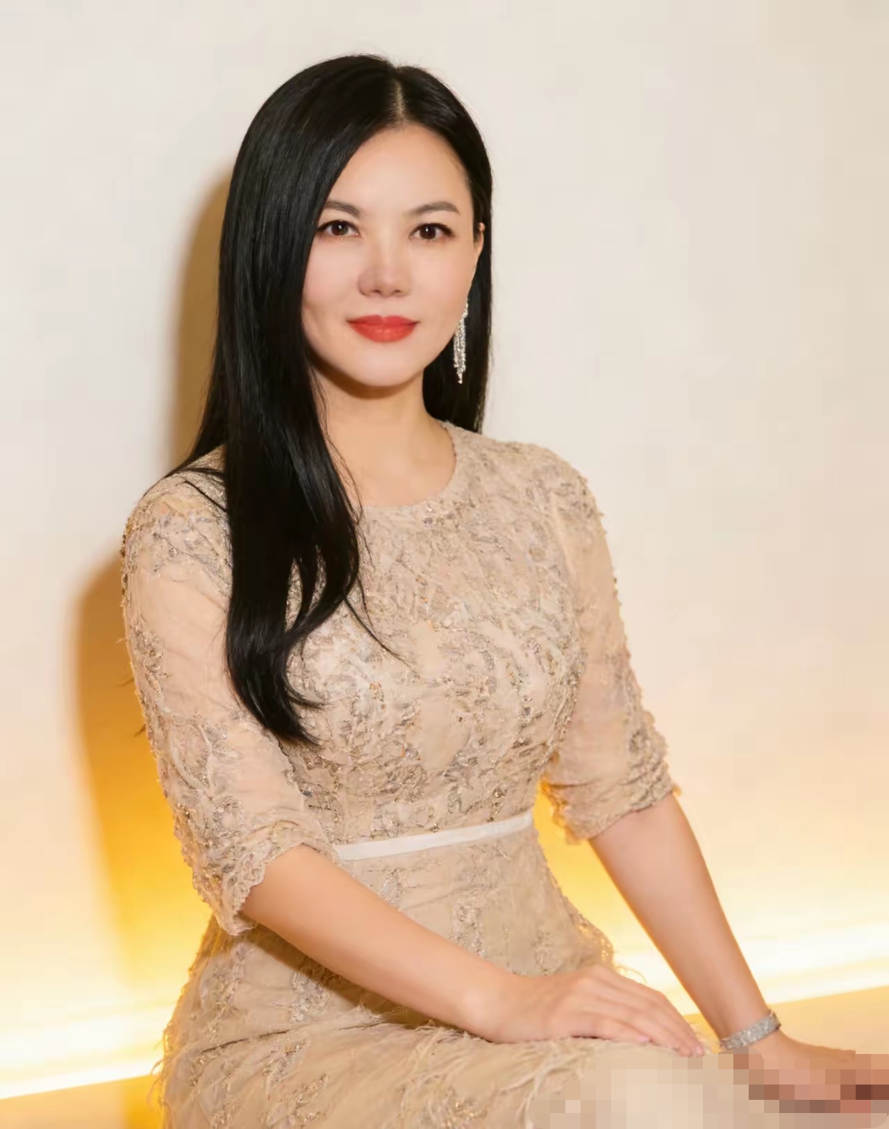 李湘既不是没能力也不是缺钱可她再怎么折腾也挤不进何超琼那种