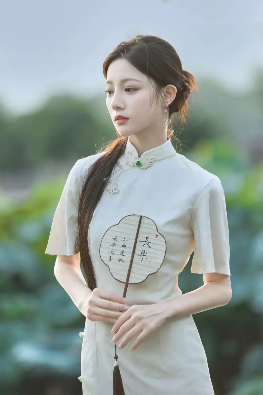 行走间裙摆轻晃,自带江南水乡青衣少女中国旗袍 少女中式旗袍写真图片