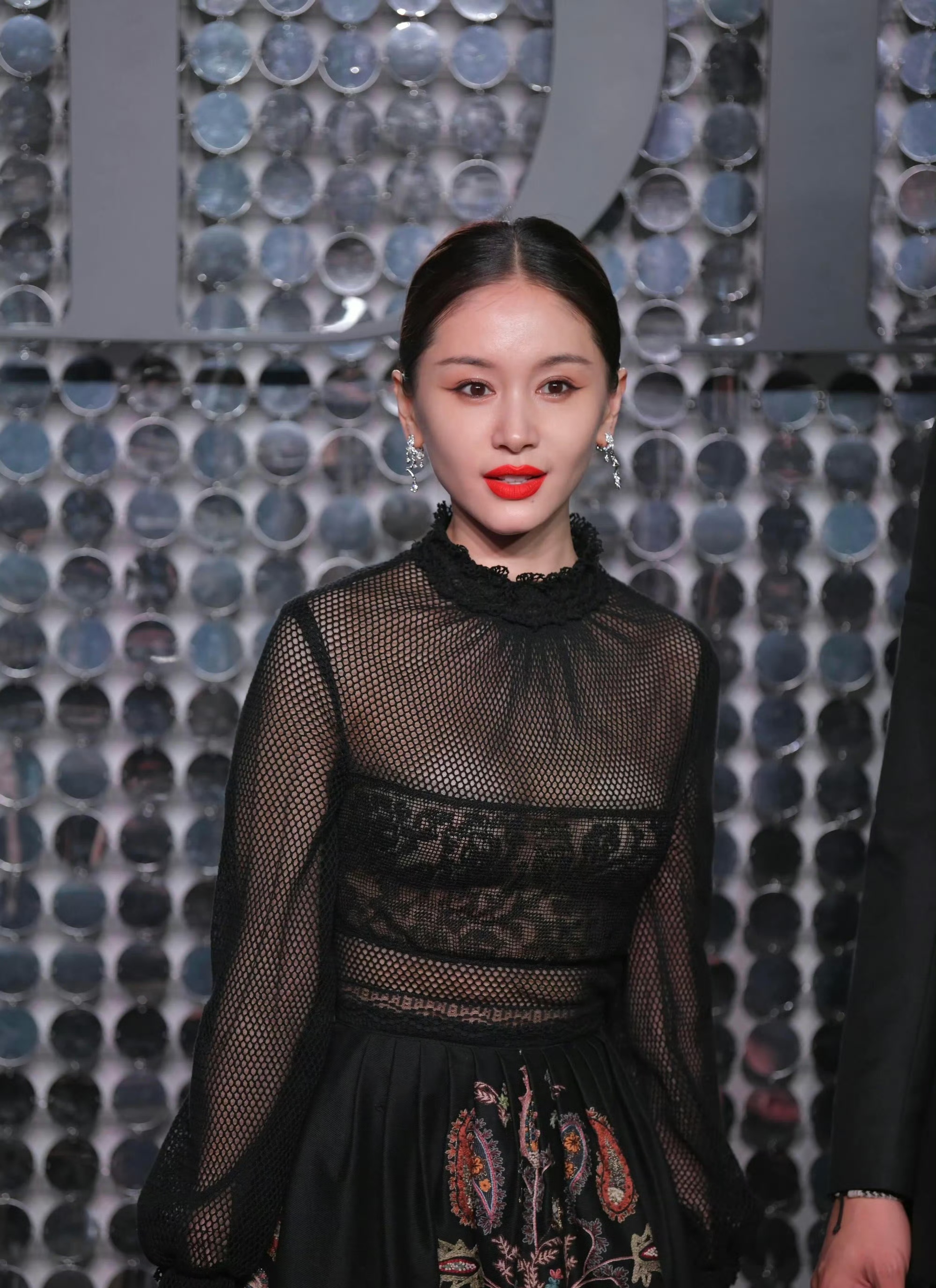 王子文真敢穿,蕾丝裙"半露不露"超性感的!