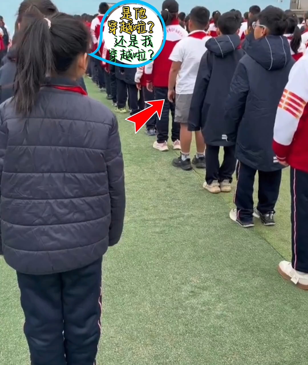 冬天里有一个学生穿着与其他同学截然不同的服装,他只穿了短袖t恤和