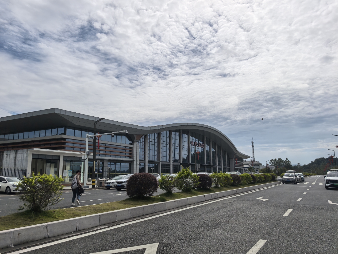 从丰顺东出发,途经梅州西,龙川,河源,新塘等站点