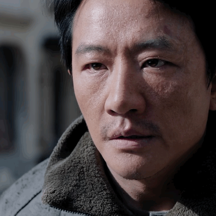 阿黄被工友烹食的真相砸向徐庆利时,黄轩的表演没有停留在嘶吼层面