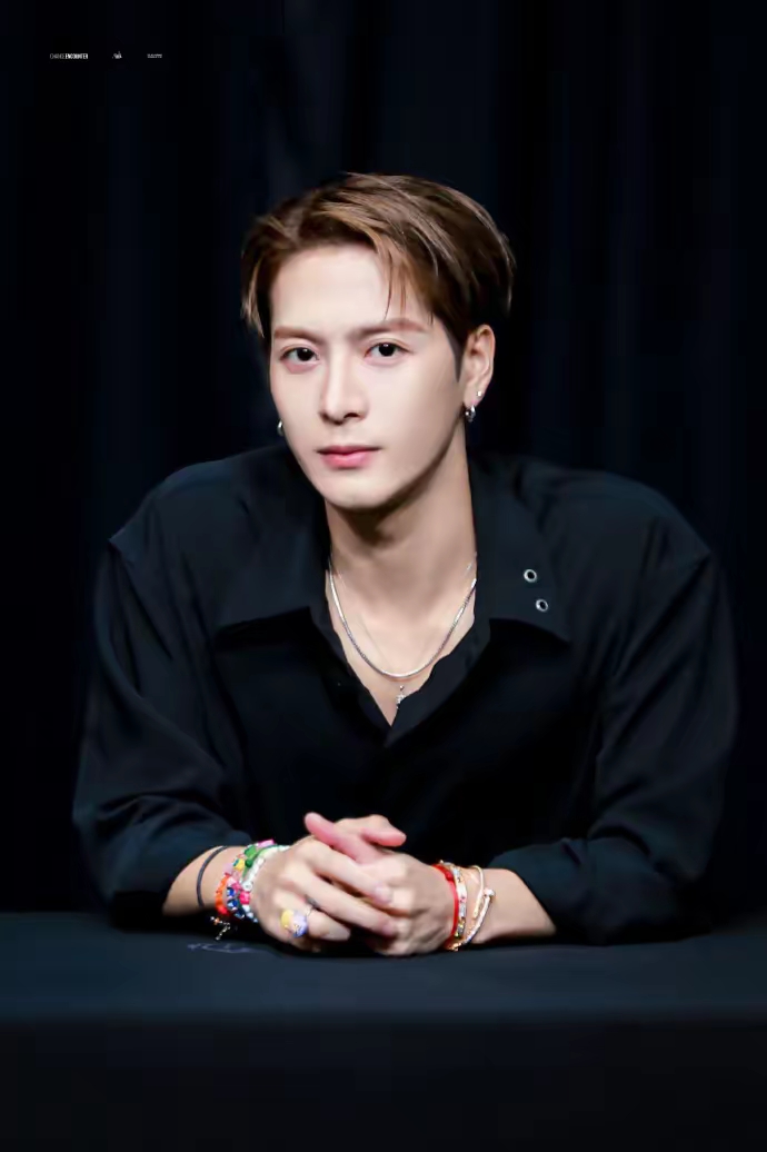 王嘉尔,干脆收工别玩了!