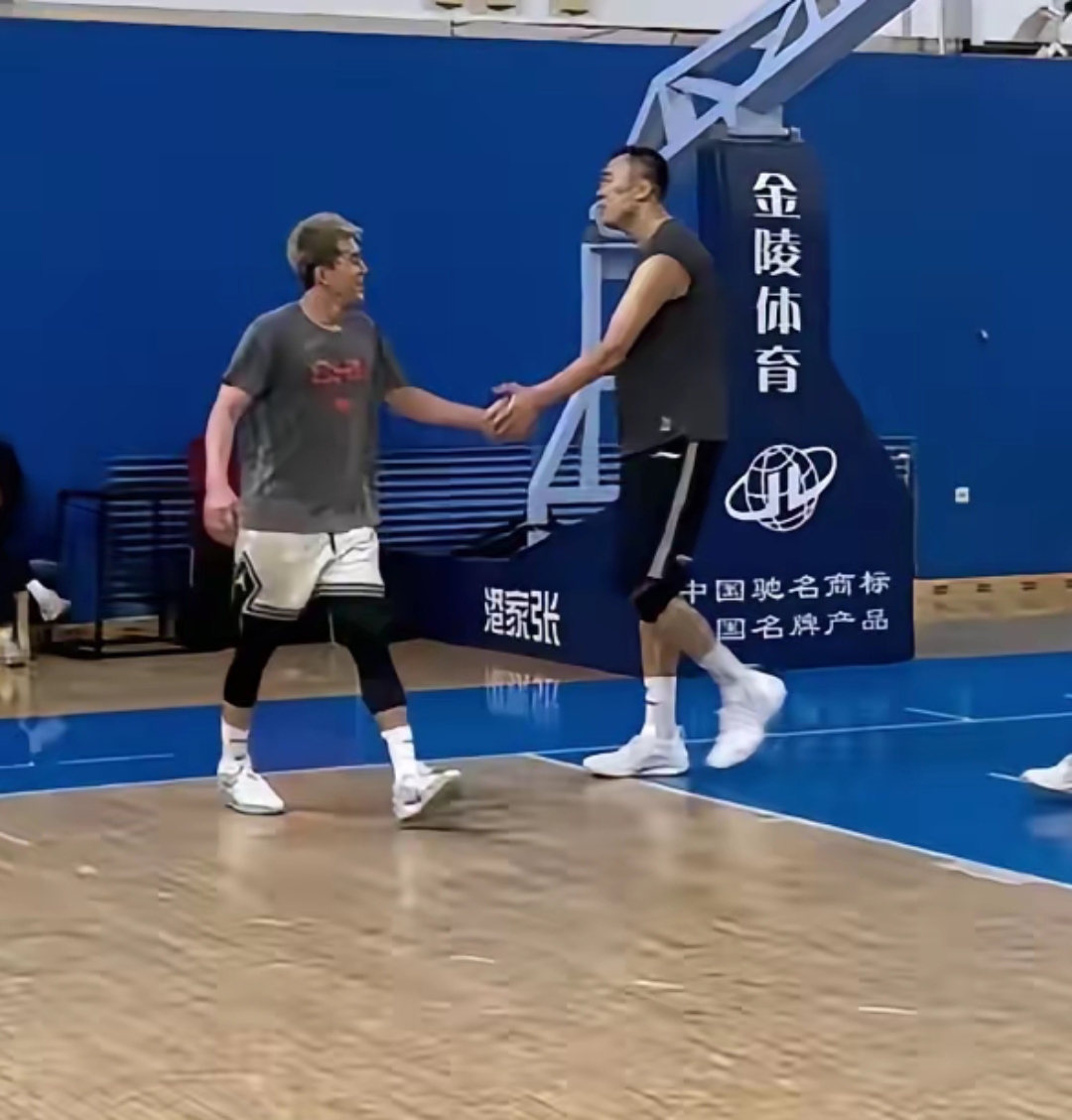 郭艾伦回沈阳球馆练个球,竟被自家球迷"集体开炮",这梁子结得有额深