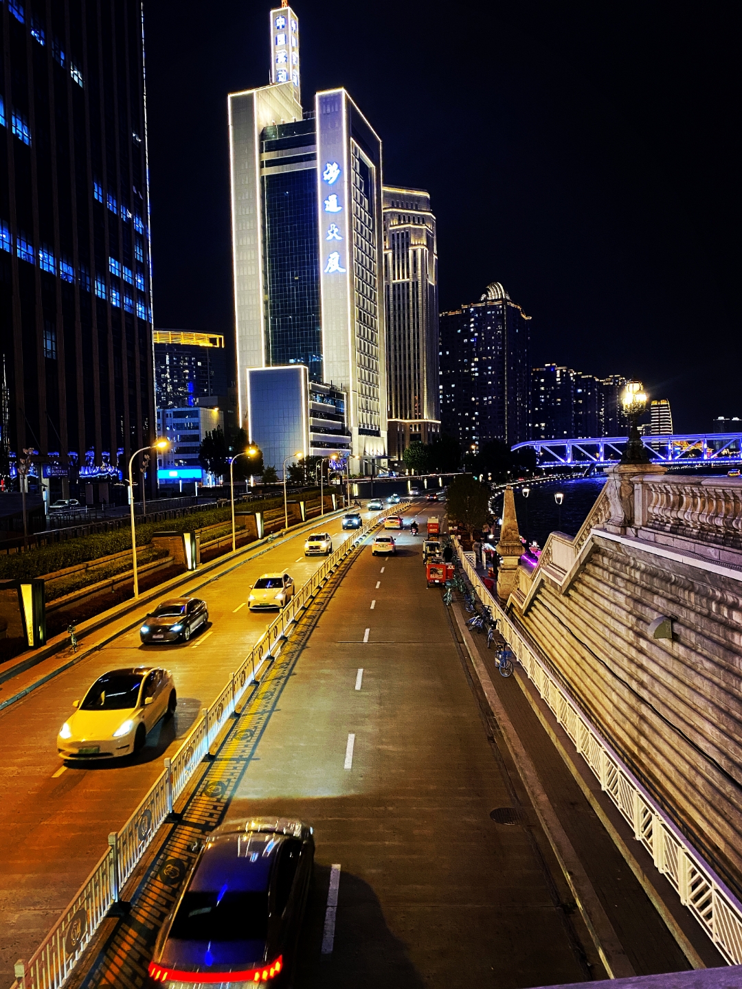 这座中西合璧的桥梁在灯光映照下尽显高贵典雅,桥身与两岸建筑交相