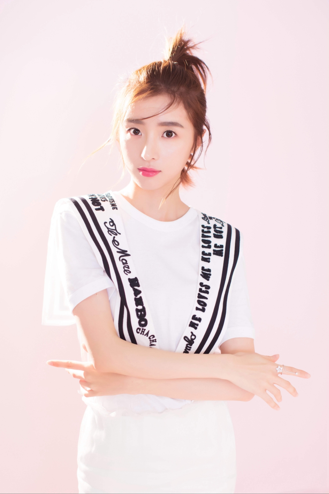 胡冰卿坐在粉色的云朵上,手握着蓝色的梦想,裙摆轻轻摇曳着青春的旋律