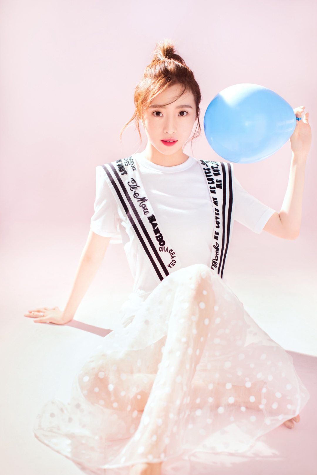 胡冰卿坐在粉色的云朵上,手握着蓝色的梦想,裙摆轻轻摇曳着青春的旋律