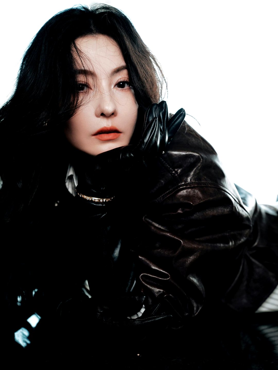 张柏芝这身黑色皮衣套装太绝了!