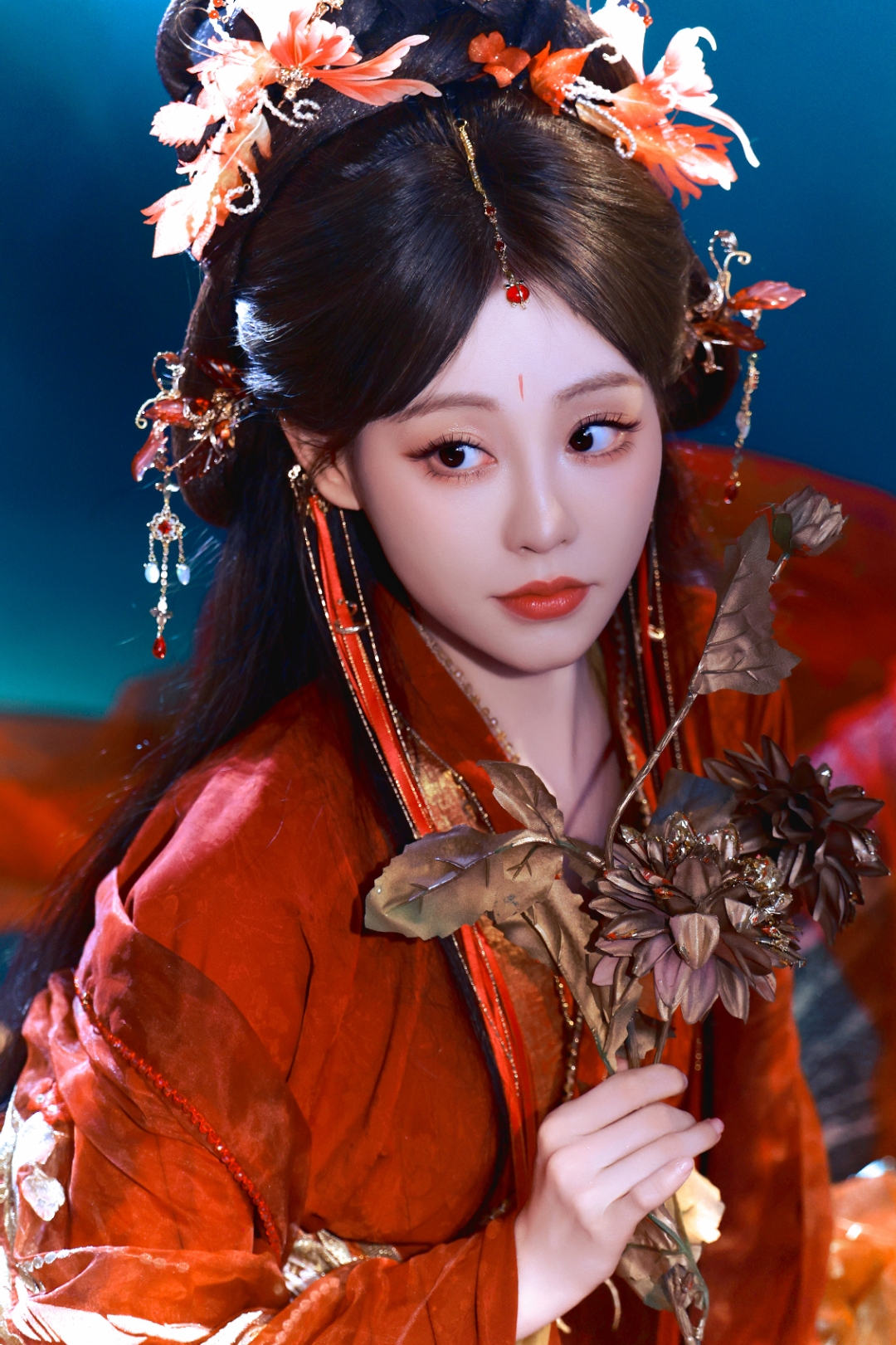 美人吧   一袭红衣似火,鬓间花饰精巧,祝绪丹的古风造型把国风韵味