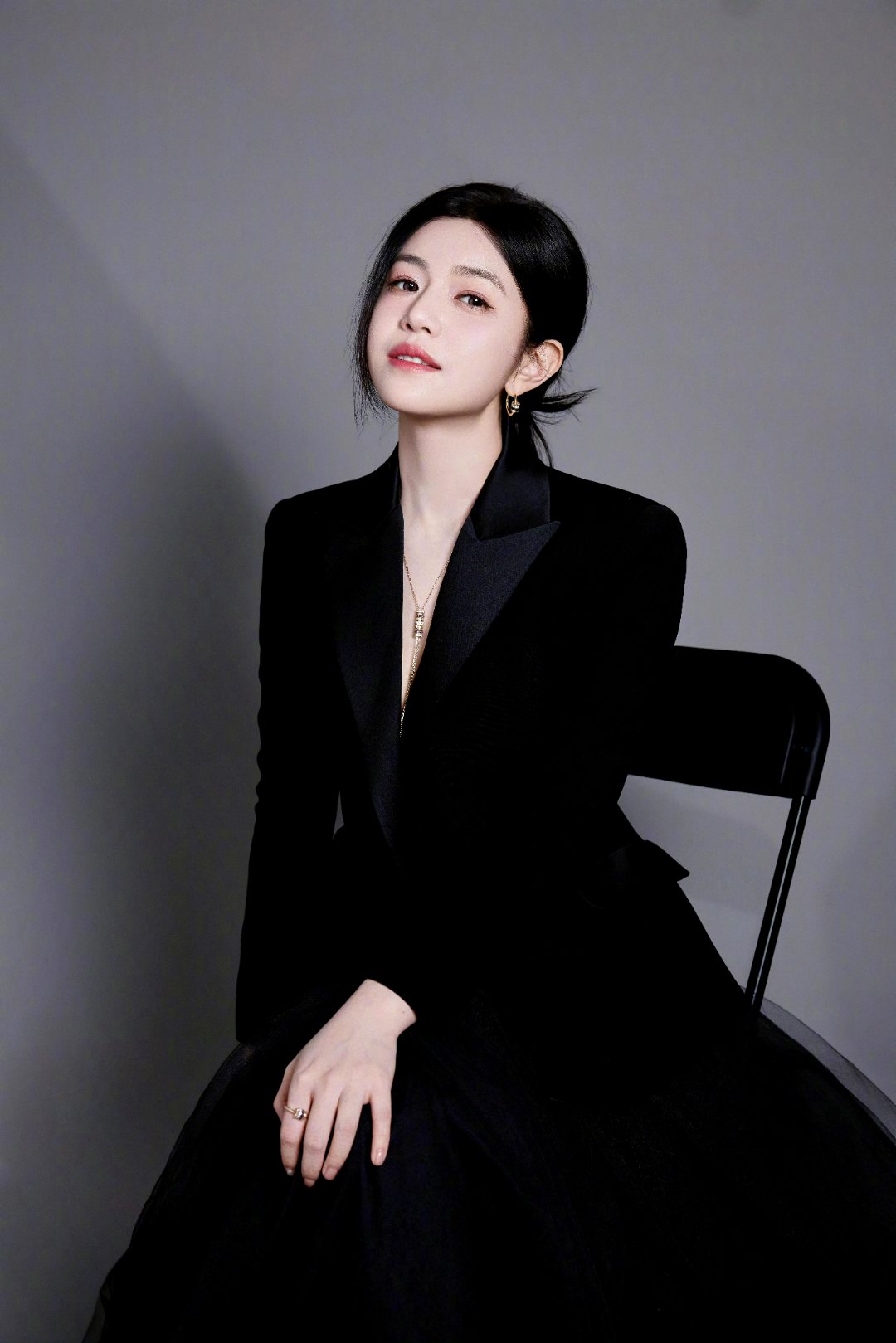 陈妍希|黑纱西装裙飒美交织的优雅力量
