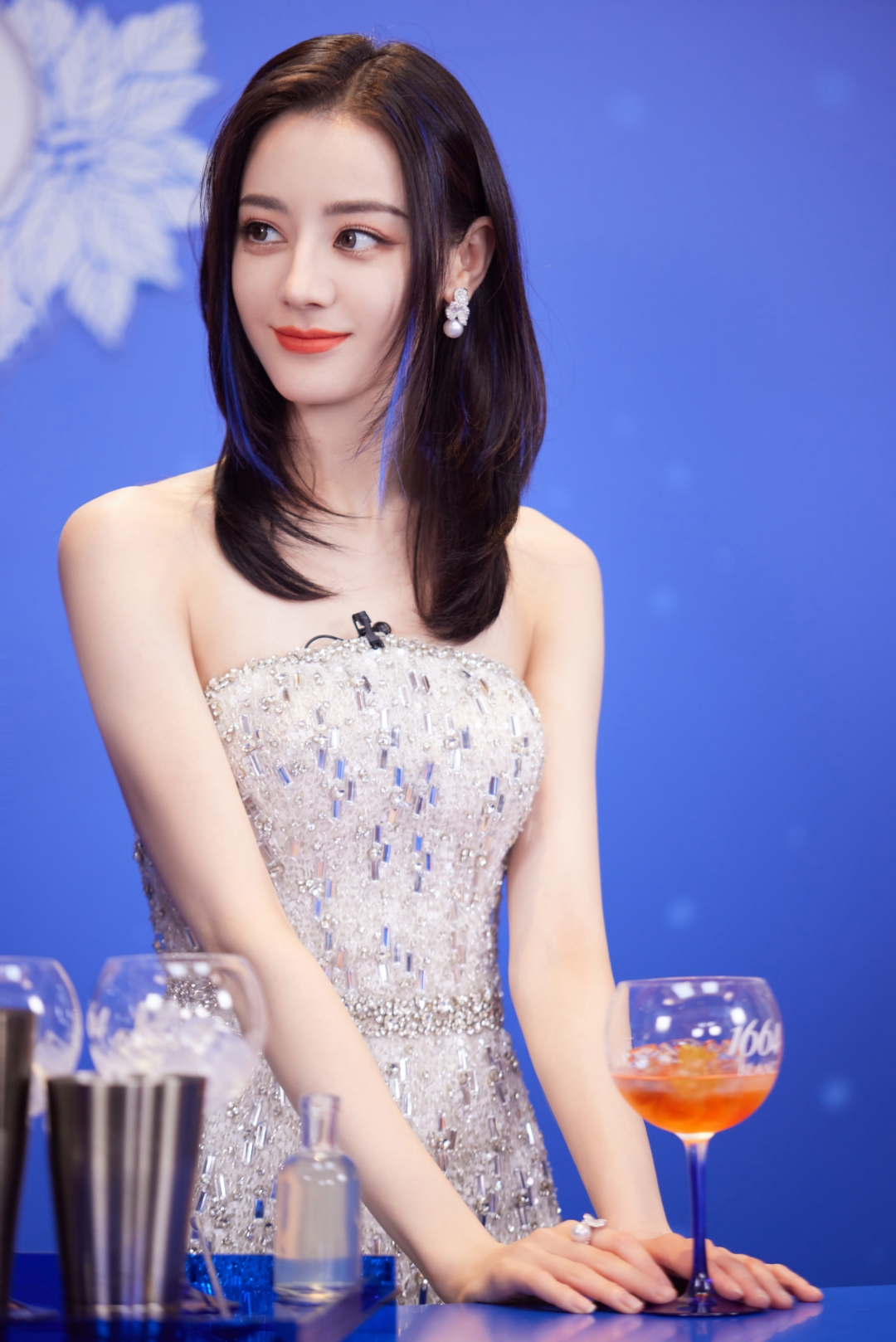皮草加身贵气逼人,在蓝色秘境中宛如冰雪女王】