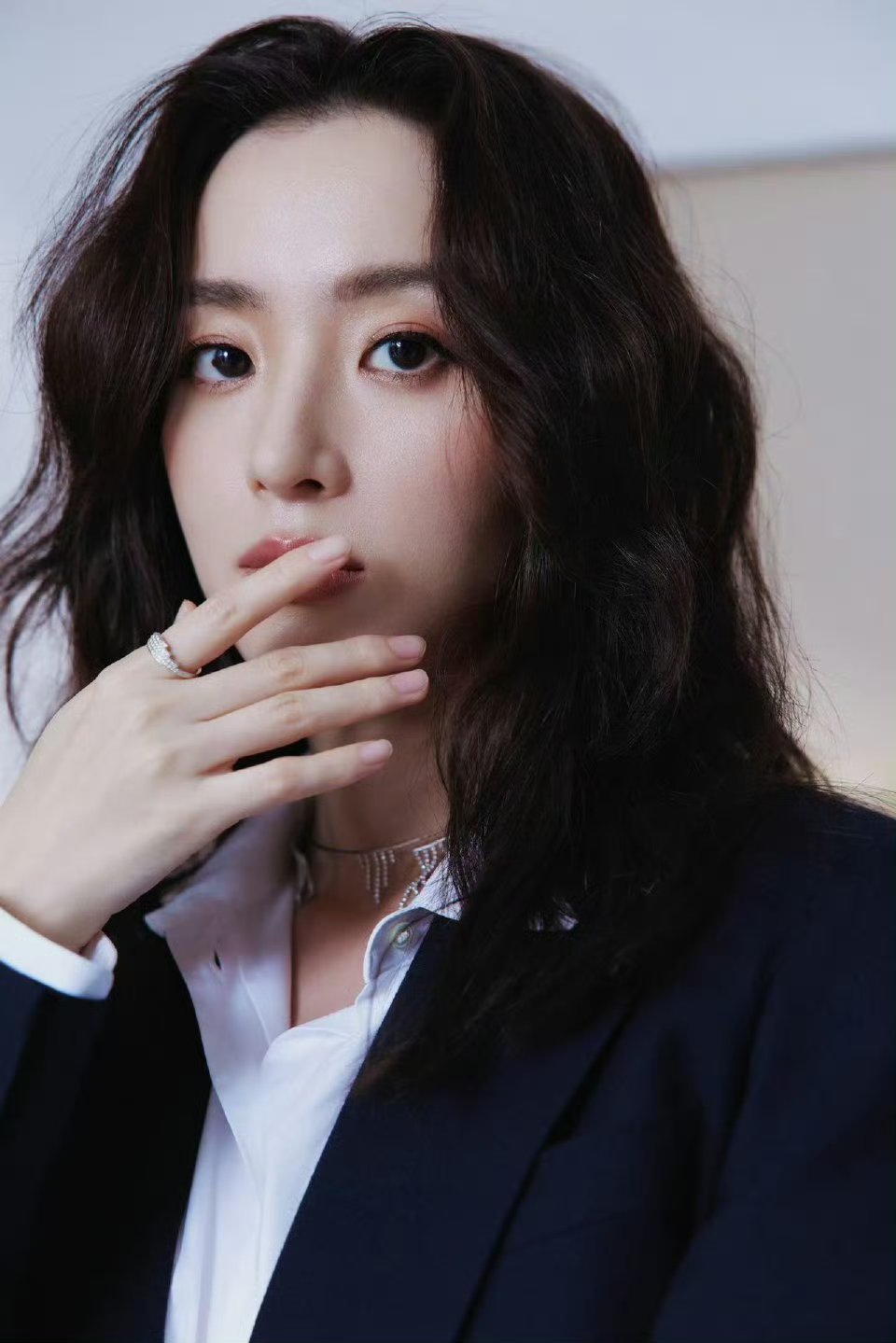 胡冰卿离开相伴多年的唐人影视,官宣签约新经纪公司