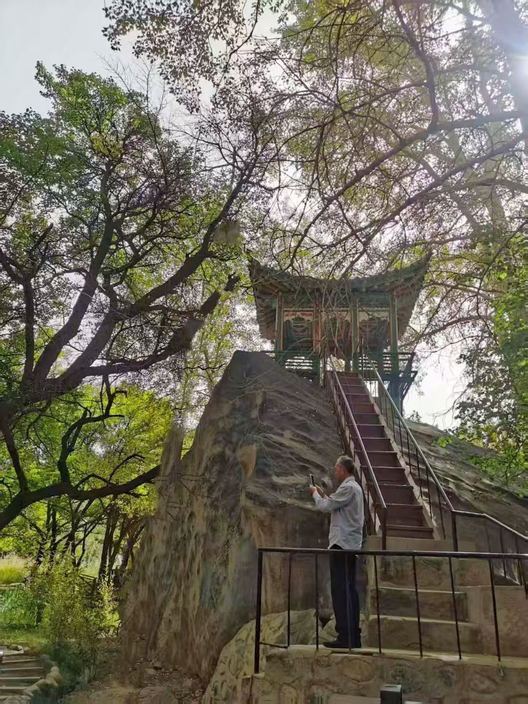 哈密八大石景区 清代哈密王在此建造避暑山庄及百亩果园,现存新石器