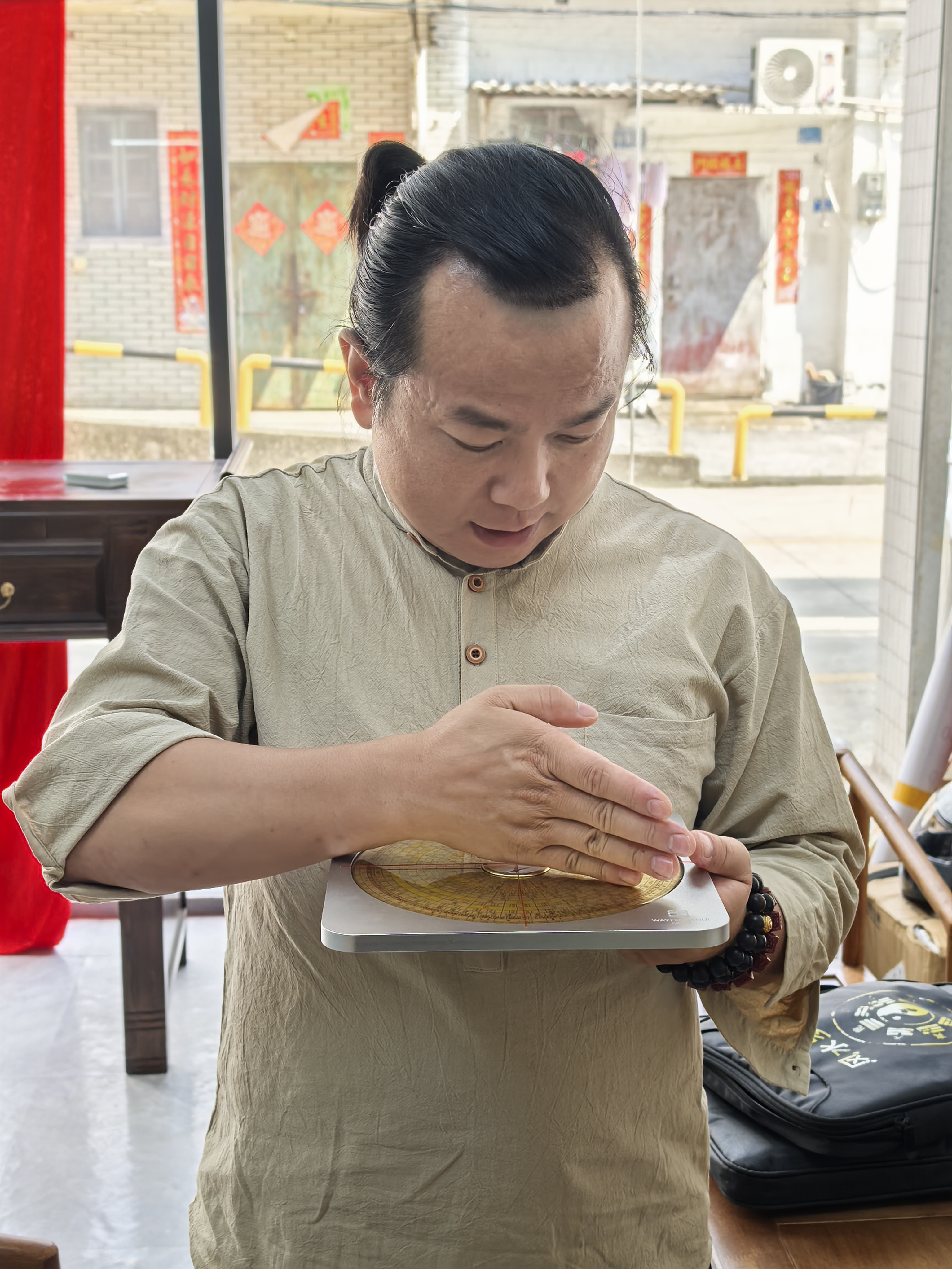 在当代易学领域,尘非子本名戴慧军,在广东风水界确实
