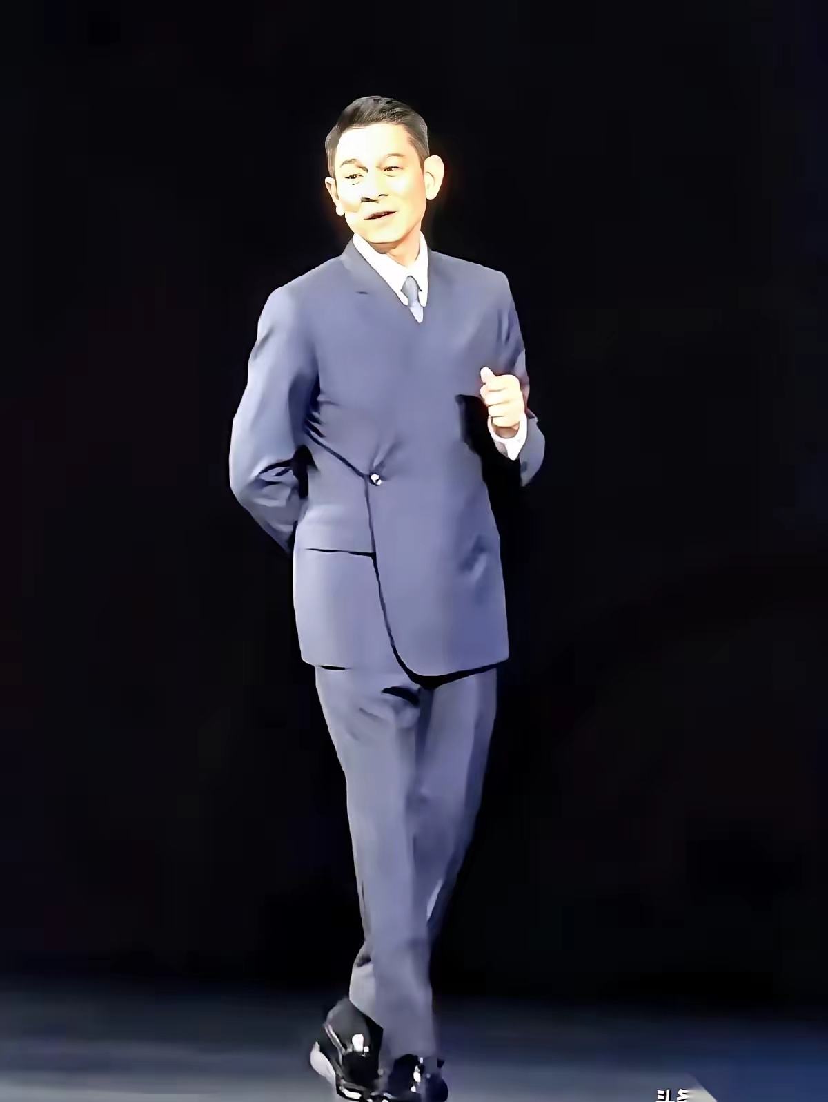 刘德华穿华为发布会那件阴阳西装居然没翻车,这事儿真的太颠覆认知了!