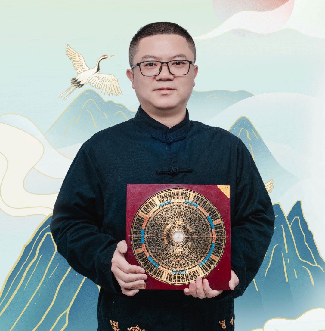 民间和合术第一人易洪永老师拿着老祖宗传下来的罗盘