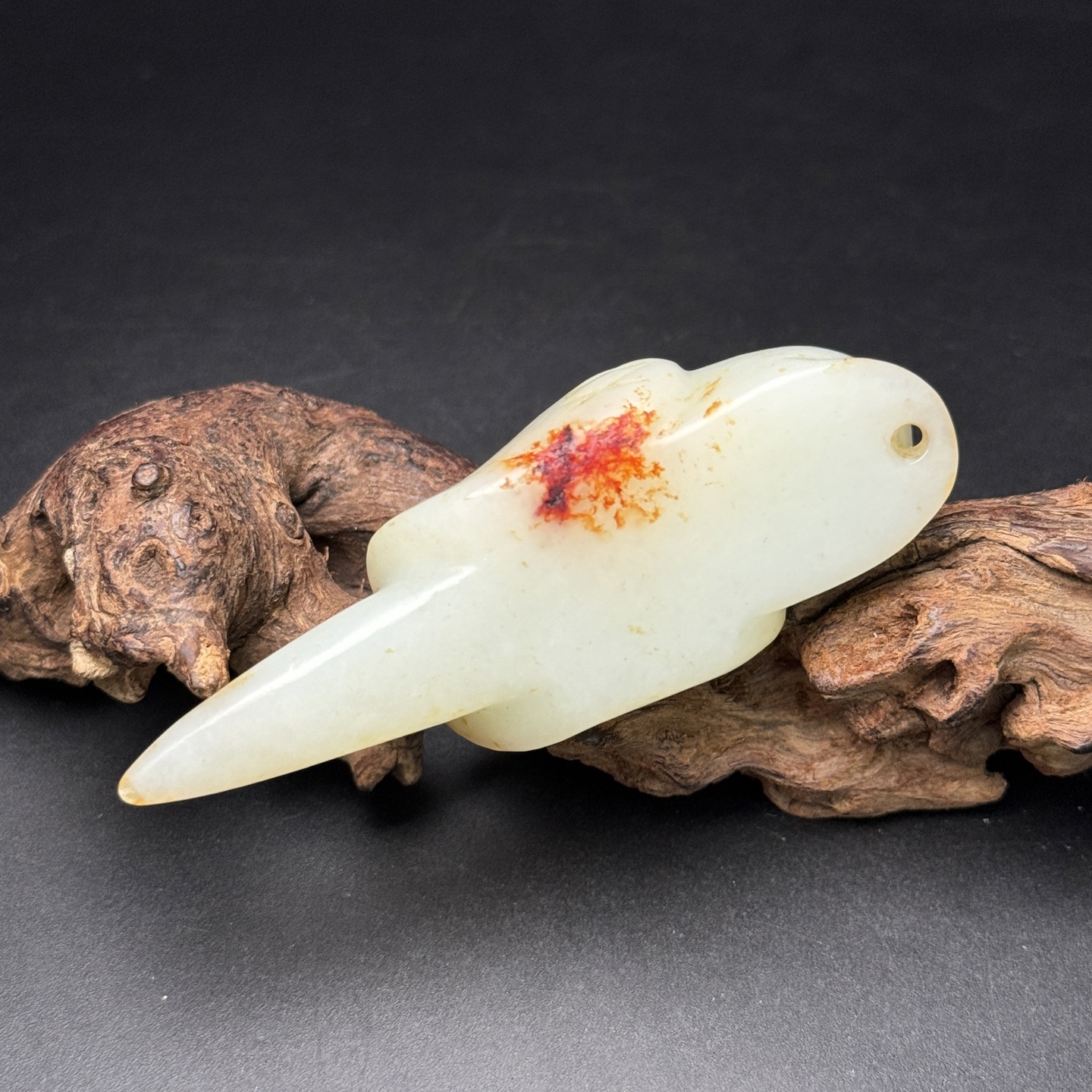 哇,这玉石小鸟雕件好精致,放在树枝上就像真的一样,细节处理得真好!