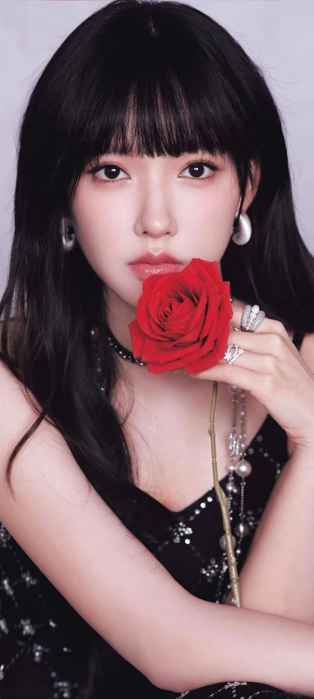 程潇这身黑裙钻饰造型照一公开,网上立刻有了讨论!