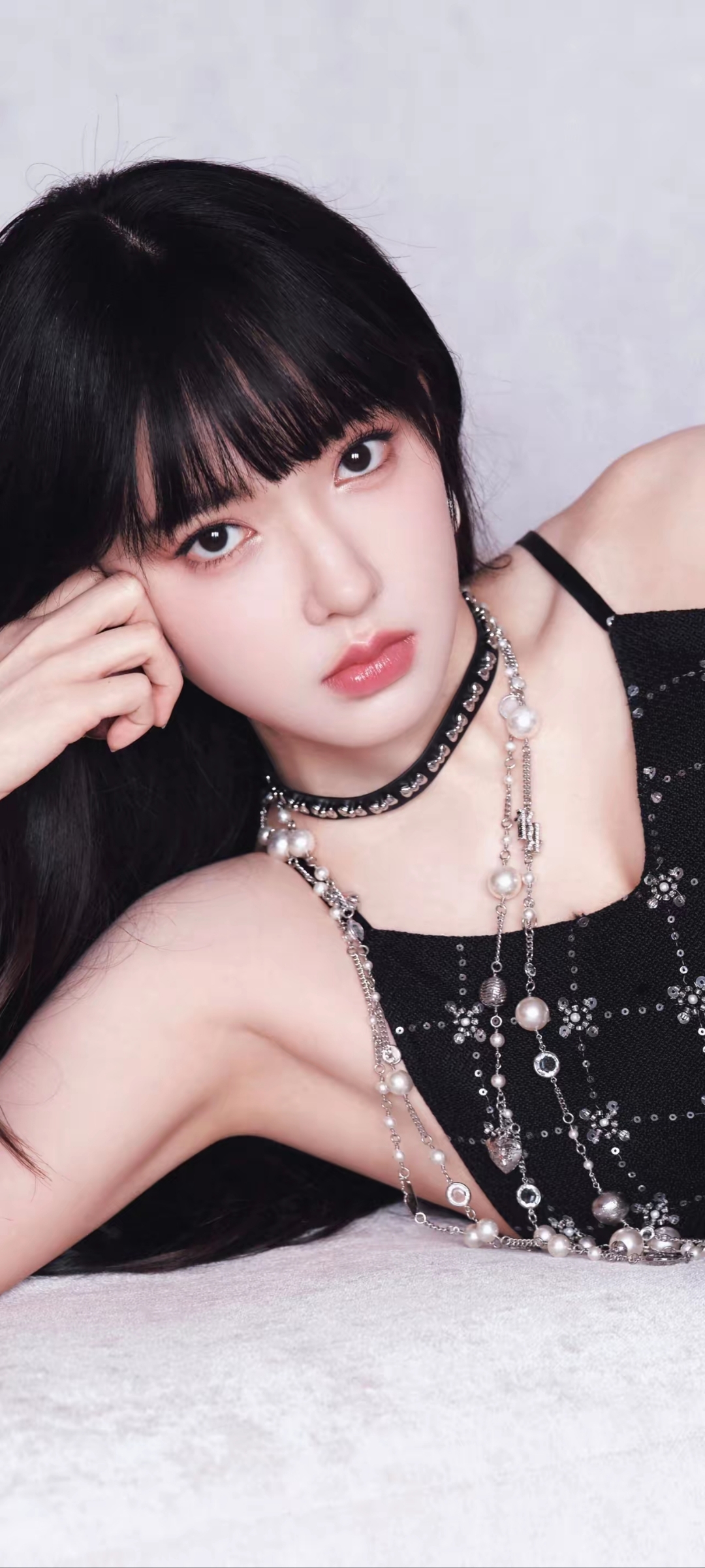 程潇这身黑裙钻饰造型照一公开,网上立刻有了讨论!