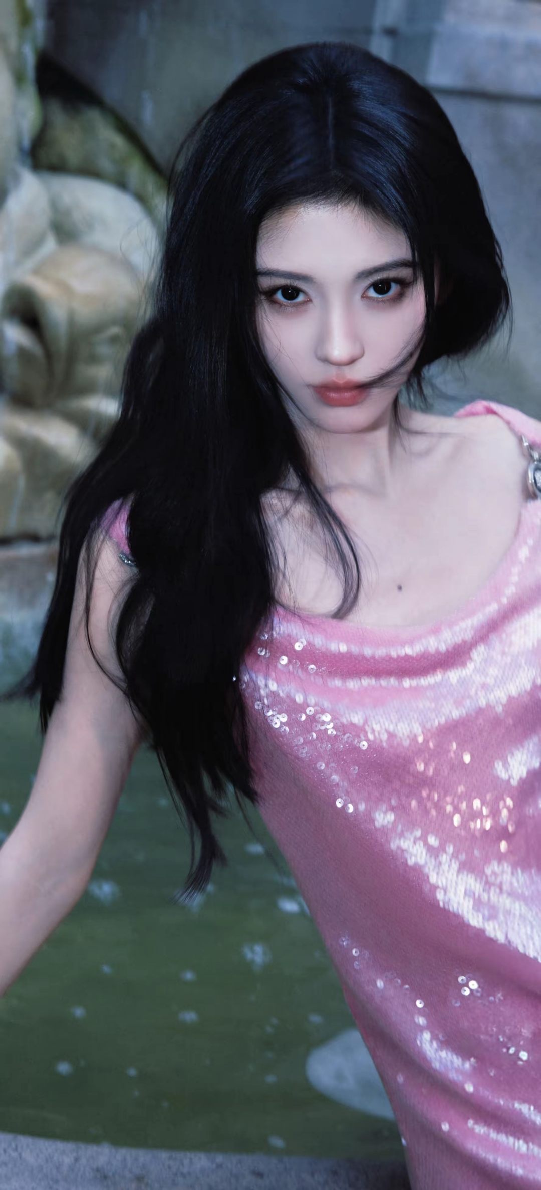 鞠婧祎这身黑粉搭配的街拍造型一出现,网上立马就炸开了锅!