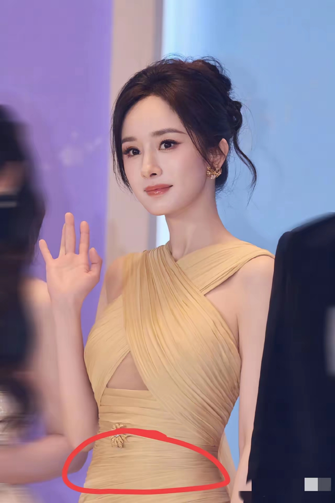 杨幂怎么也想不到 她都39岁了 竟然因为一条黄色裙子再次被大家推