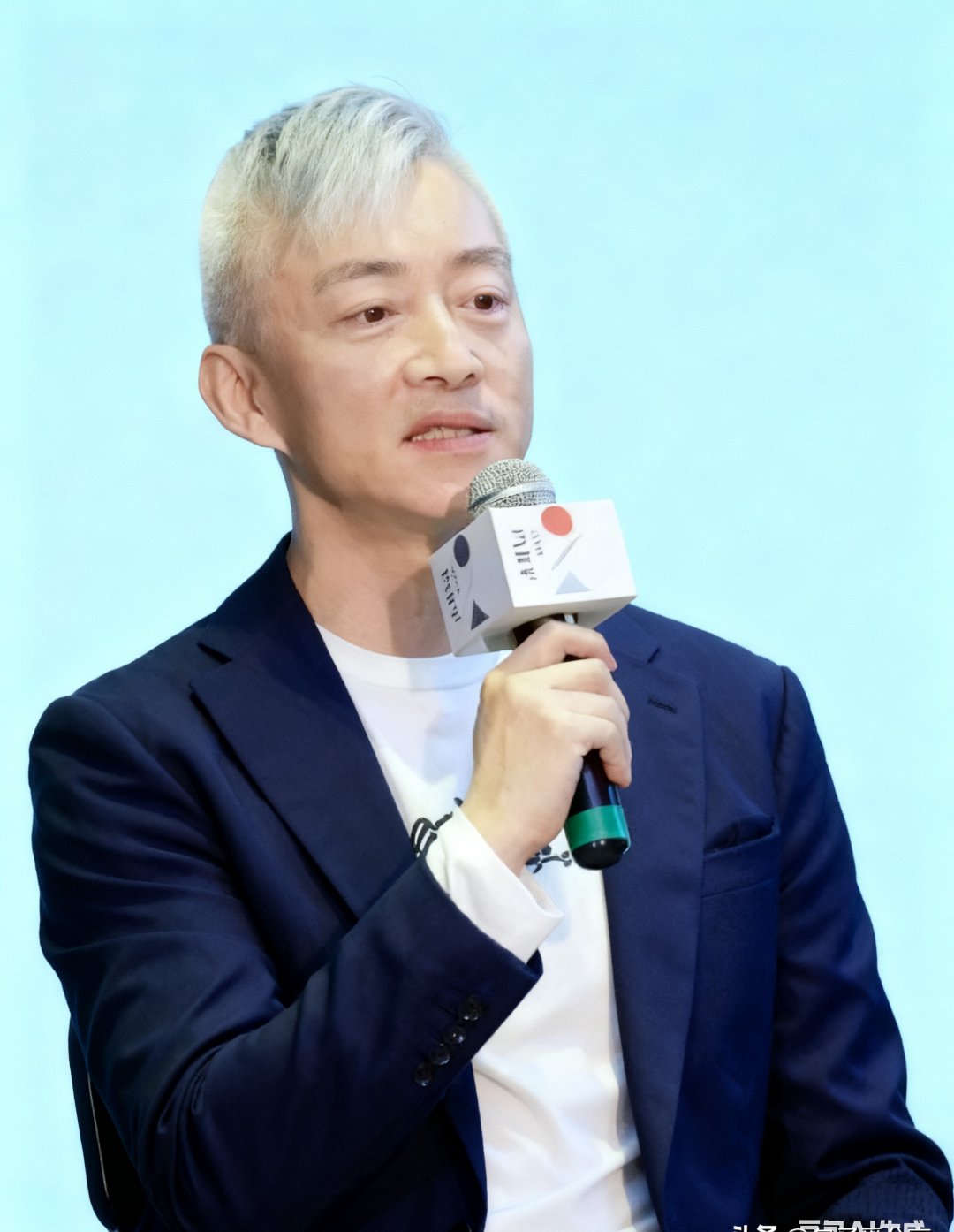 56岁满头白发的百亿总裁前央视主持人亚宁宣布复出了