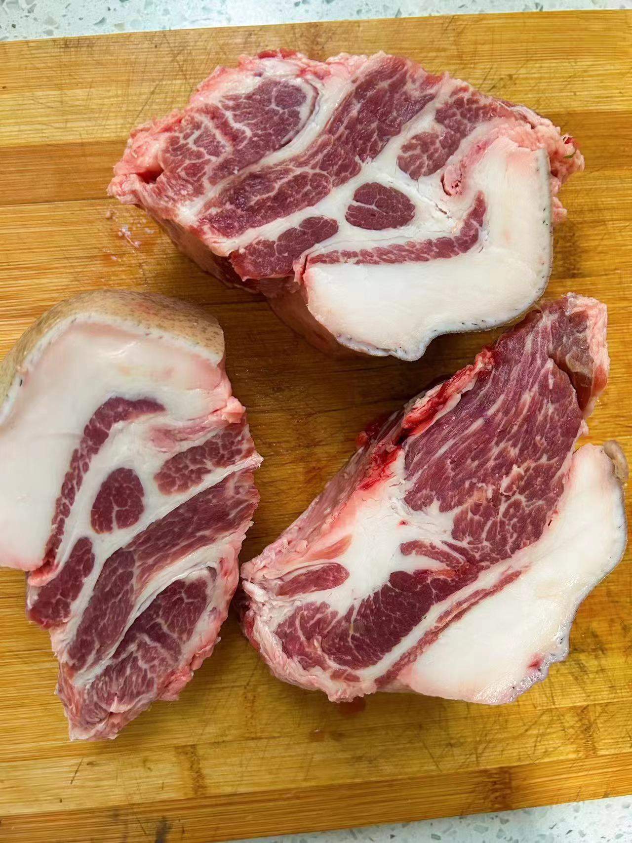 红山草猪肉质鲜美滑溜好吃,没有任何异味!