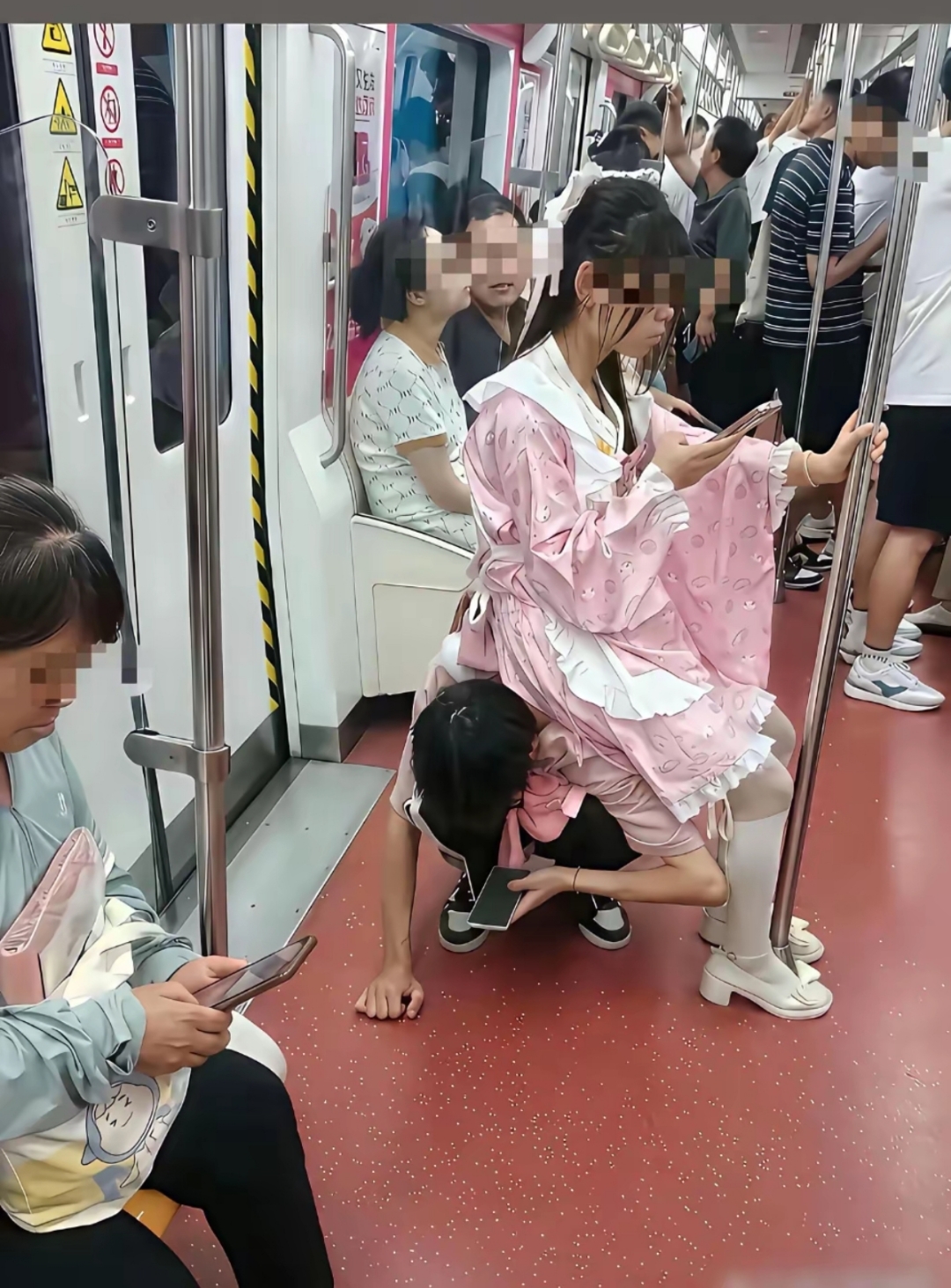 爱情有时让人很卑微,又让被爱的一方有恃无恐,太