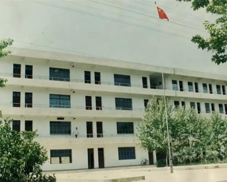 牌头中学的前身是"同文义塾",创建于清光绪十二年