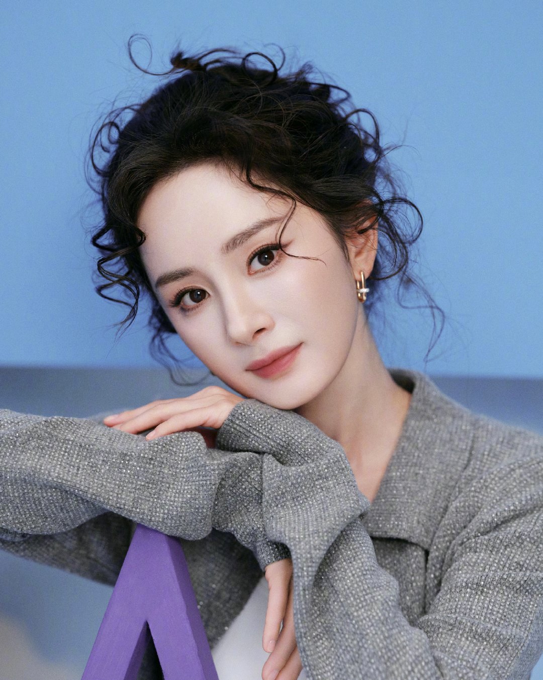 杨幂昨晚直播那头发是被羊舔了吗?