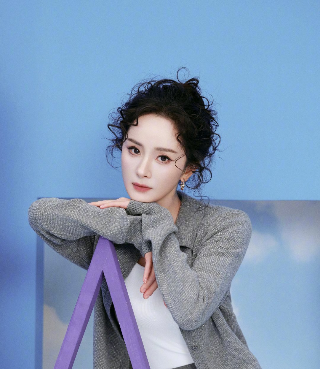 杨幂昨晚直播那头发是被羊舔了吗?