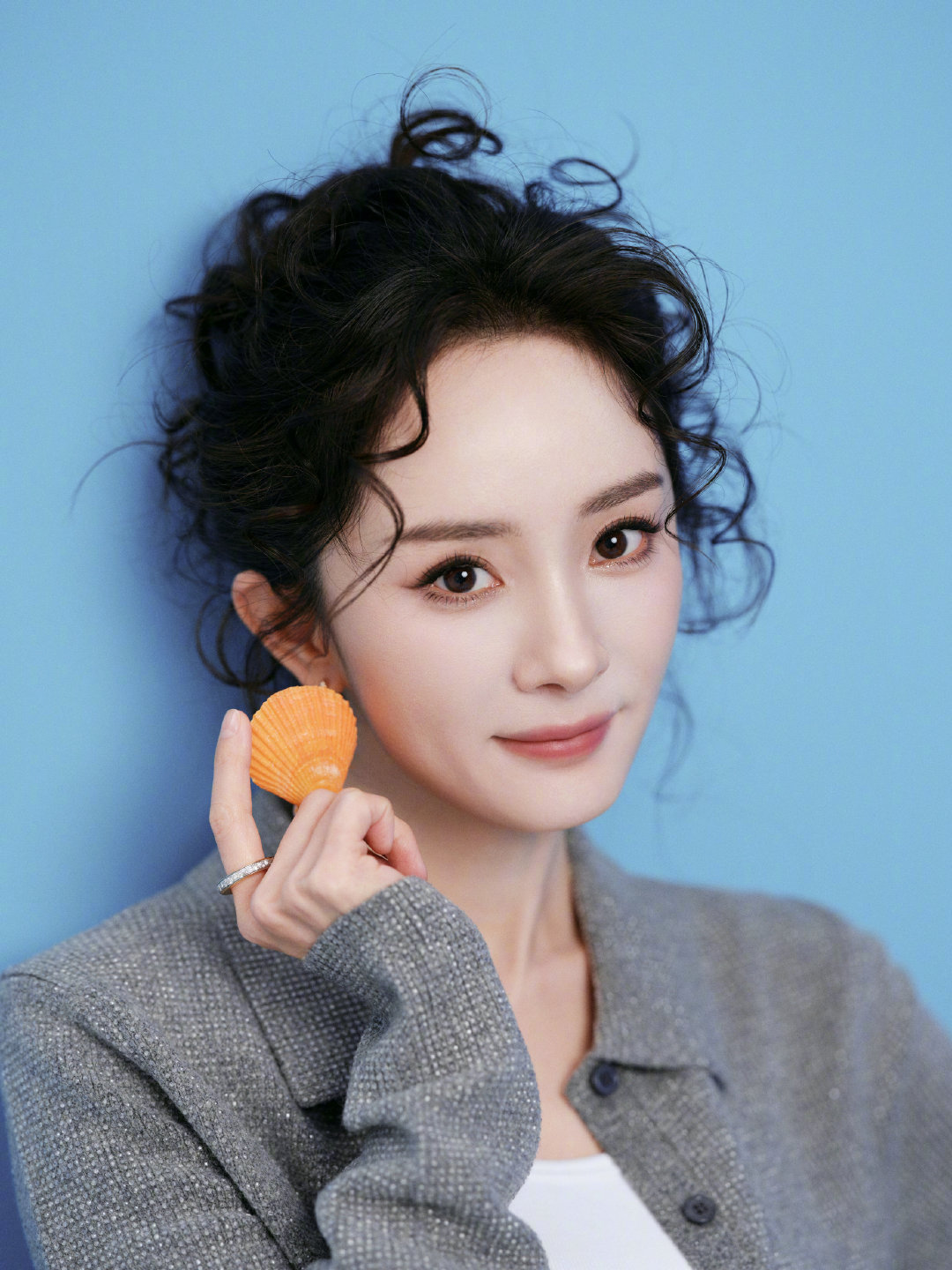杨幂昨晚直播那头发是被羊舔了吗?